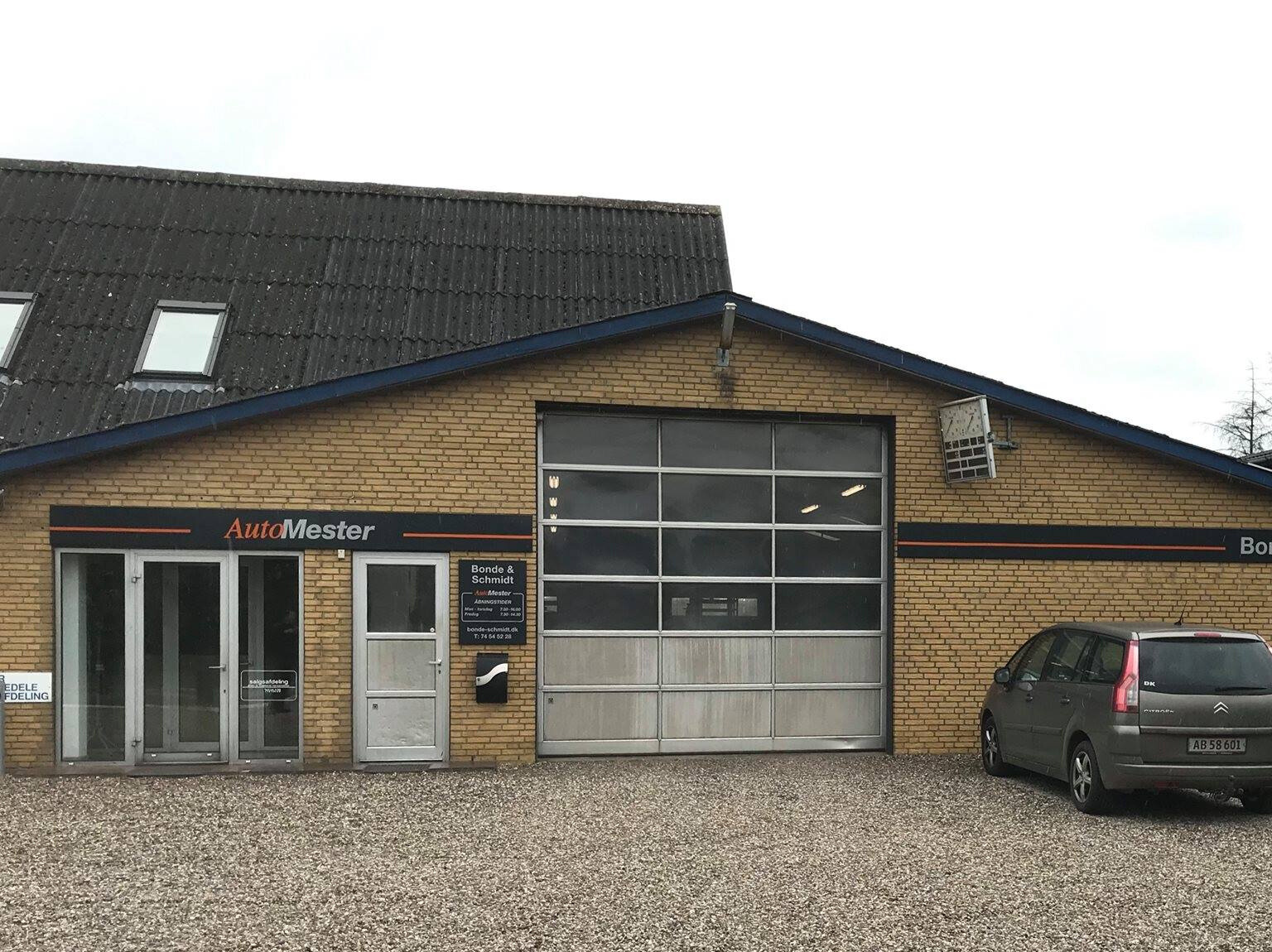 Syn af bil på værksted i Vojens